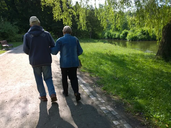 Пожилая пара в парке — стоковое фото