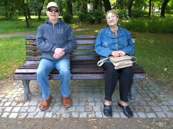 公园里的老夫妇 — 图库照片