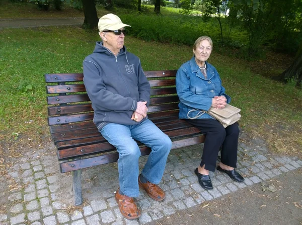 Senior couple in the park — Stock Photo, Image