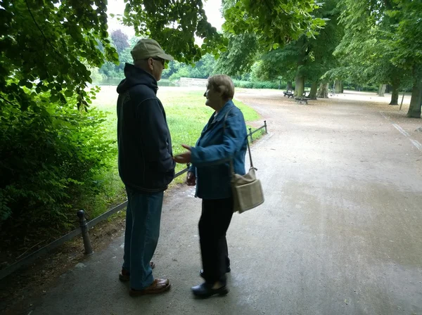 Para seniorów w parku — Zdjęcie stockowe