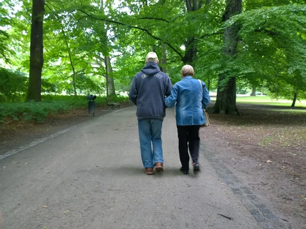 Para seniorów w parku — Zdjęcie stockowe