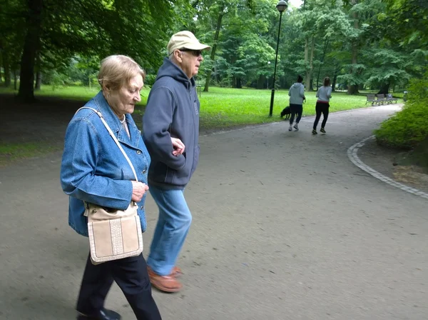 公園のシニアカップル — ストック写真