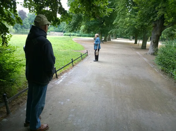 Senior couple in the park — Stock Photo, Image