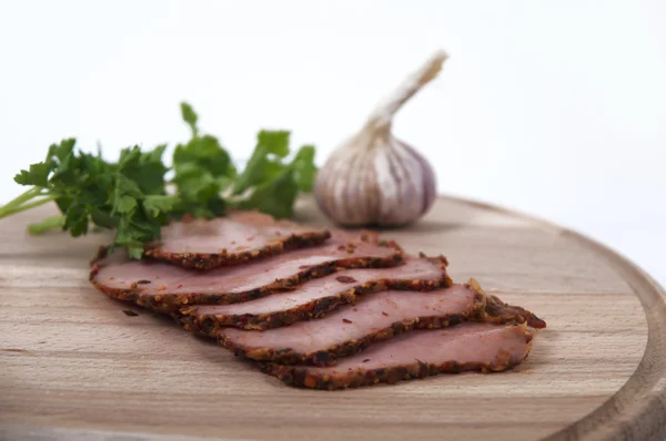 otlar ve sarımsak ile jambon kesme