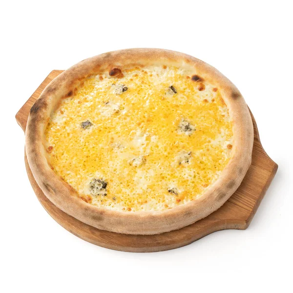 Pizza quattro formaggi isolati su fondo bianco. Gustosa pizza calda su piatto di legno o vassoio per menu di design e promozionale — Foto Stock