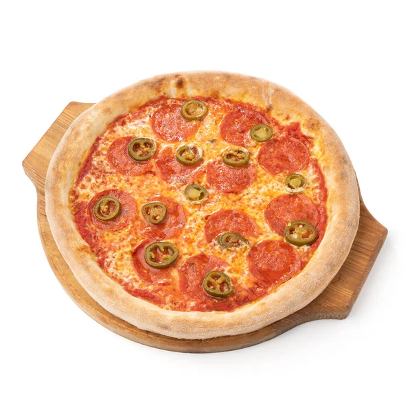 Pizza pepperoni com pimenta jalapeno isolado em fundo branco. Pizza saborosa em prato de madeira ou bandeja para menu de design e promocional — Fotografia de Stock