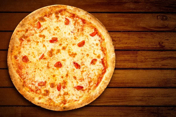 Pizza Margherita vista superior. Pizza margarita mozzarella queijo em fundo de madeira para banner pizzaria. Depósito plano — Fotografia de Stock