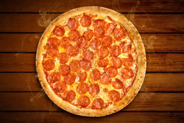 比萨饼通心粉的顶部视图。火辣的比萨腊肠和意大利芝士加木制背景的比萨饼。平躺在床上 — 图库照片