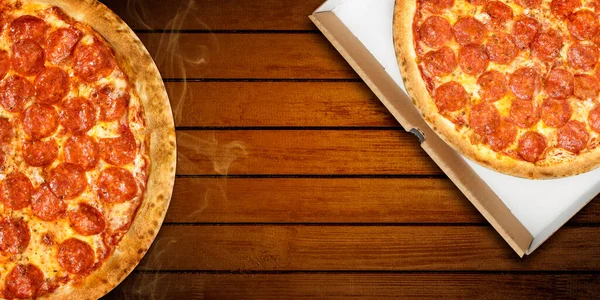 Pizza pepperoni w polu dostawy widok z góry. Gorące salami z pizzy i ser mozzarella na drewnianym tle na baner pizzerii. Układy płaskie — Zdjęcie stockowe