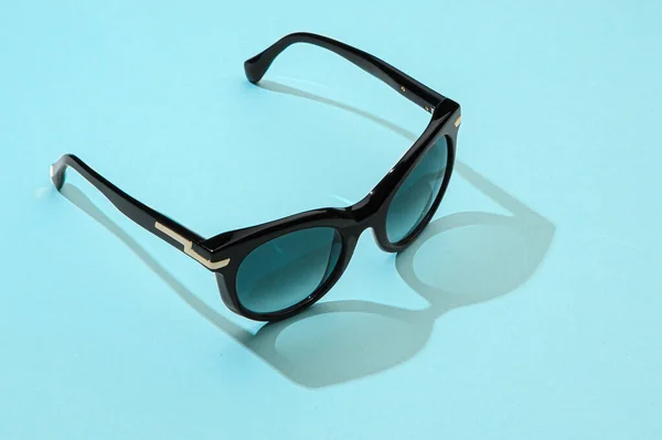 Летние солнцезащитные очки для женского баннера с промо-распродажей или покупками. — стоковое фото