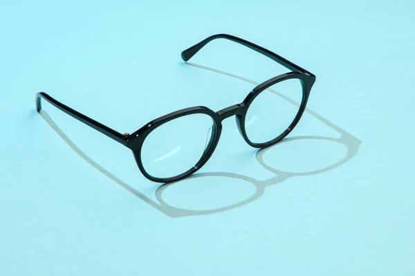 Zakelijke zwarte bril op blauwe achtergrond. Fashion kantoorbril lezen in de zomer concept voor promo banner verkoop en winkelen — Stockfoto