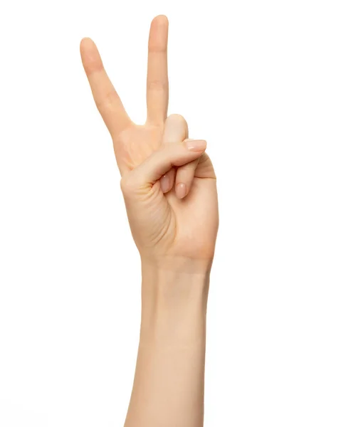 Dłoń kobiety pokazuje dwa, dwa palce odizolowane na białym. Kobiety ręka pokazać zwycięstwo znak lub symbol v — Zdjęcie stockowe