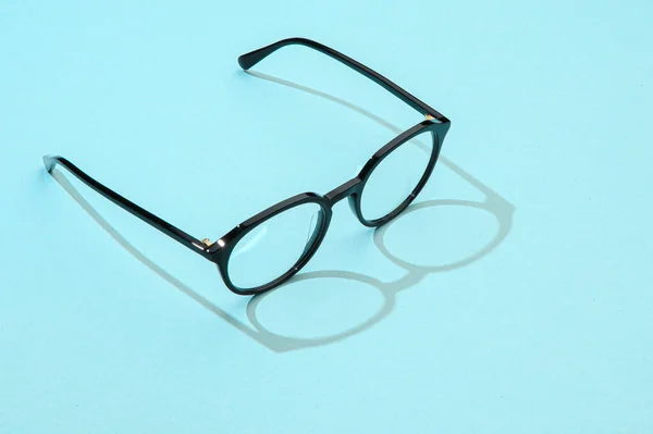 Черные очки в красивой моде синий летний фон. Очки бизнес или офис для продажи и покупки промо — стоковое фото