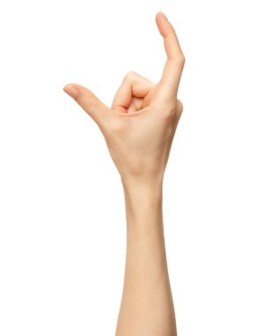 Beyaz arkaplanda izole edilmiş, görünmez bir nesneyi tutan kadın.