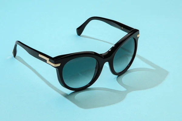 Solglasögon i minimal sommar koncept för mode kvinnlig semester. Royaltyfria Stockfoton