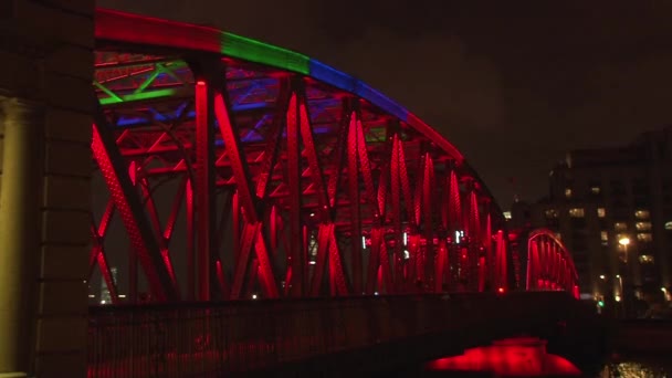 Zeitraffer der bunten Brücke — Stockvideo