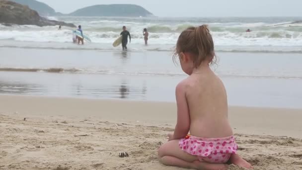 Enfant jouant à la plage — Video