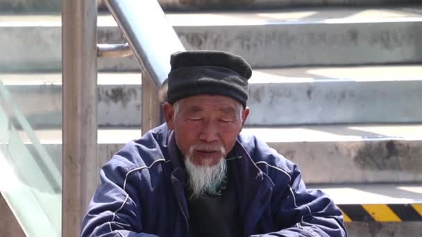 Hajléktalan férfi — Stock videók