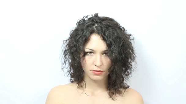 Mujer agarra su pelo — Vídeos de Stock