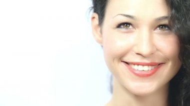 konuşmaya ve fan ile oynayan kadın