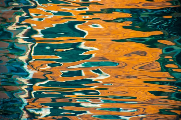 Reflexão abstrata do edifício colorido do venice no canal — Fotografia de Stock