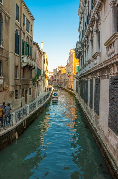 Converging view of Venice buildings along the canal and walkway — Stock Photo, Image