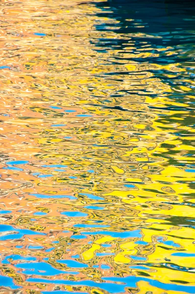 Reflexión abstracta del edificio de venas de colores y el cielo en el canal — Foto de Stock