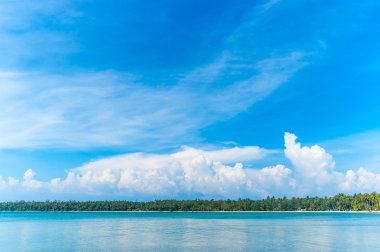 Denizde yansıtan canlı mavi gökyüzü üzerinde güzel doğa