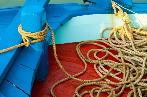 Teknenin direği yedek lengt bir sürü etrafında deniz ip bağladılar