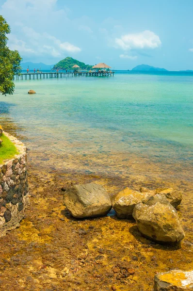 Bord de mer rocheux brun avec la mer de couleur turquoise dans l'île de Maak en T — Photo