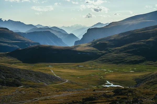 Prachtig Uitzicht Alpen Van Bergpas Tot Bergvallei Zonlicht Prachtige Bergsilhouetten — Stockfoto