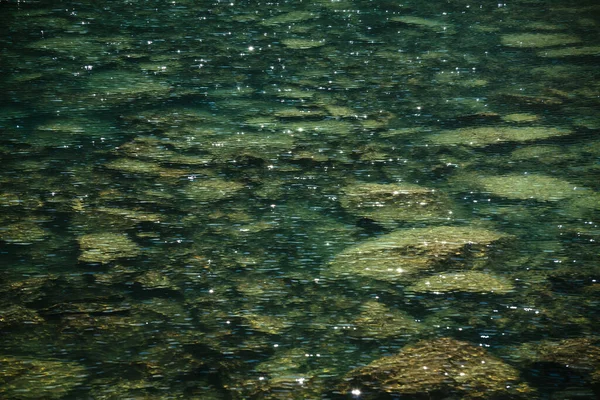 Szczelina Medytacyjna Wiele Odbitych Świateł Zielonym Górskim Jeziorze Piękne Relaksujące — Zdjęcie stockowe