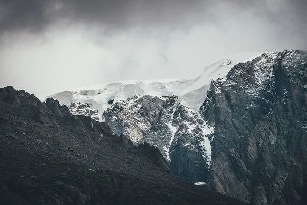 Dunkle Atmosphärisch Surreale Landschaft Mit Dunklem Felsigem Berggipfel Tiefen Wolken — Stockfoto