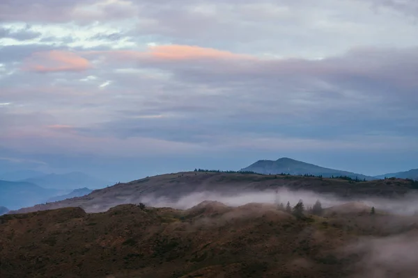 Malowniczy Świt Górski Krajobraz Mgłą Wzgórzu Drzewami Górskim Szczytem Pod — Zdjęcie stockowe