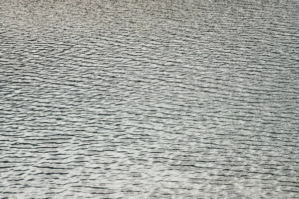 Textura Monocromática Plata Aguas Tranquilas Del Lago Ondas Meditativas Superficie — Foto de Stock