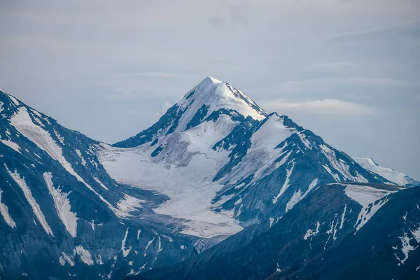 Impresionante Paisaje Montañas Con Gran Pináculo Montaña Nevada Colores Azules — Foto de Stock