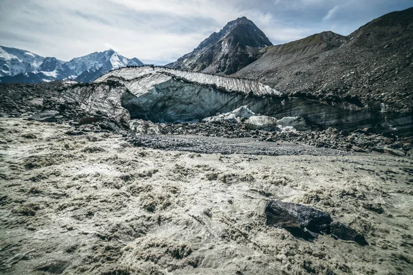 Naturskönt Landskap Med Mäktig Fjällälv Som Börjar Från Glaciär Bland — Stockfoto