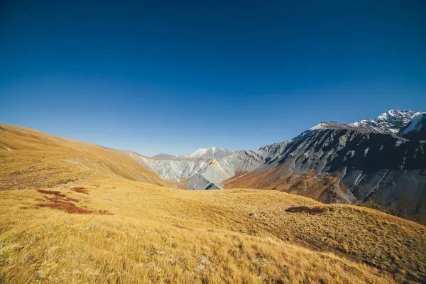 Úžasná Podzimní Krajina Velkými Zasněženými Horami Ostrými Skalisky Nádherný Barevný — Stock fotografie