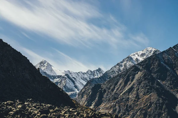 Alpská Krajina Vysokou Zasněženou Horou Vrcholkem Pod Mraky Cirrusů Obloze — Stock fotografie