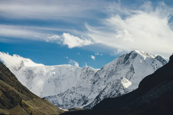 Атмосферный Ландшафт Высокой Снежной Горой Пиковой Вершиной Перистыми Облаками Небе — стоковое фото