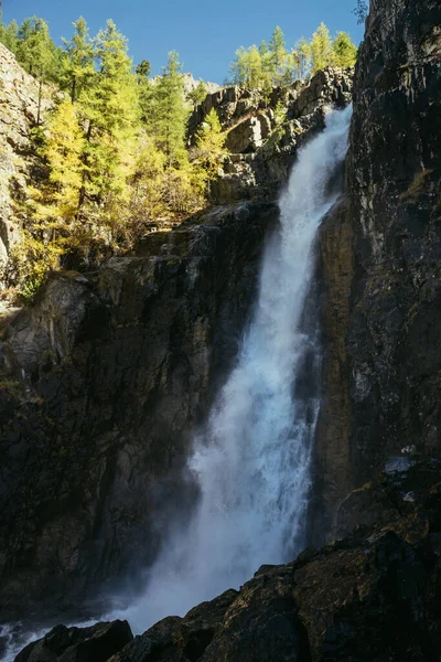 Natursköna Höstlandskap Med Vertikal Stor Vattenfall Och Gula Träd Bergstoppen — Stockfoto