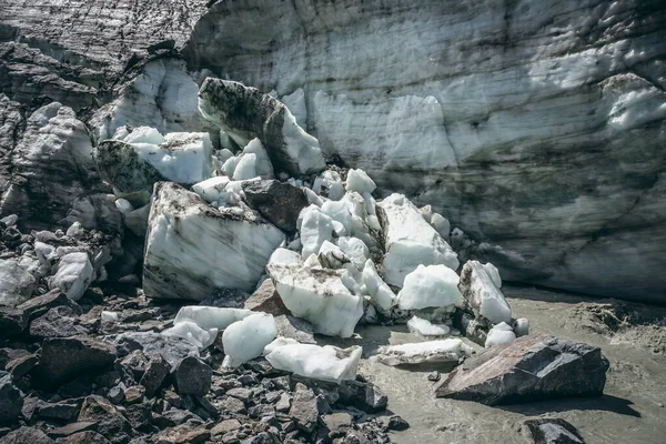 Naturskönt Landskap Med Mäktiga Fjällälvar Som Börjar Från Glaciär Med — Stockfoto