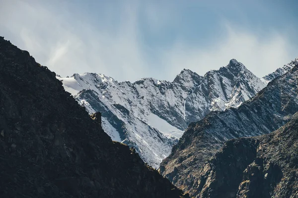 Alpine Landschaft Mit Hohen Schneebedeckten Bergen Mit Gipfel Unter Zirruswolken — Stockfoto