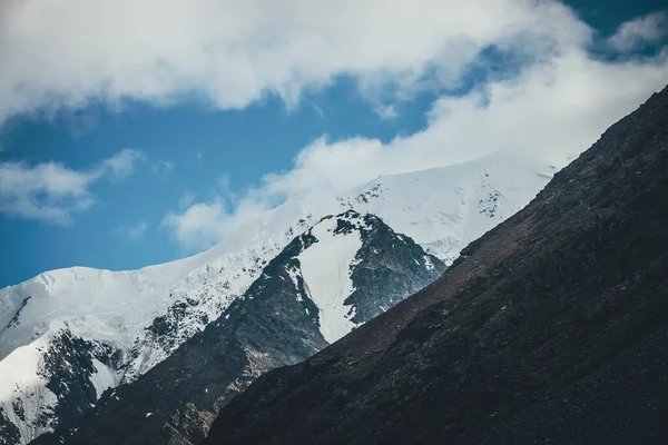 Geweldig Berglandschap Met Grote Besneeuwde Bergtop Sfeervol Landschap Met Sneeuwwitte — Stockfoto