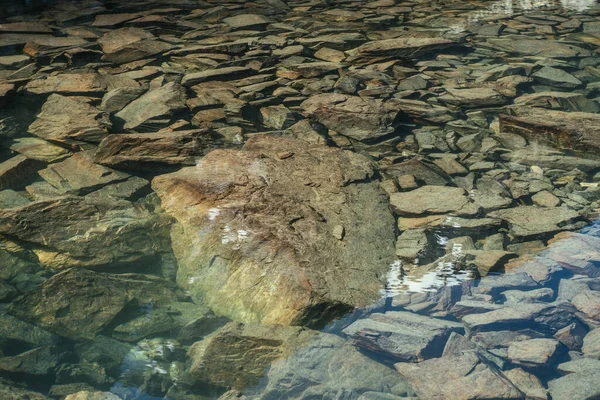 Krásné Přírodní Pozadí Kamenitého Dna Průzračné Vodě Ledovcového Jezera Slunci — Stock fotografie