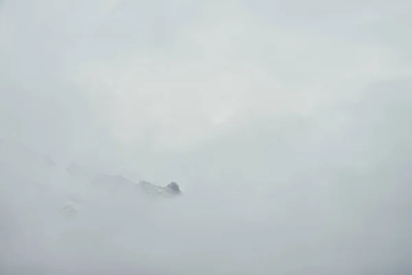 Minimalny Krajobraz Górski Wysoką Spiczastą Skałą Chmurach Minimalistyczna Sceneria Górska — Zdjęcie stockowe