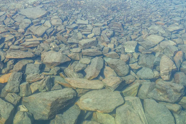 Krásné Přírodní Pozadí Kamenitého Dna Průzračné Vodě Ledovcového Jezera Slunci — Stock fotografie