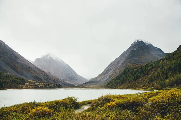 Malowniczy Krajobraz Jeziorem Górskim Jesiennej Złotej Dolinie Wśród Skał Śniegiem — Zdjęcie stockowe