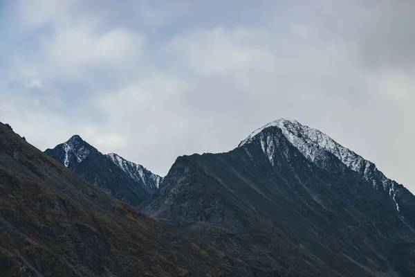 Atmosferyczny Alpejski Krajobraz Wysoką Górską Sylwetką Śniegiem Szczycie Pod Pochmurnym — Zdjęcie stockowe