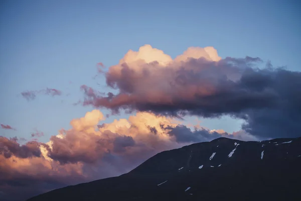 薄紫色の夜明けの空と大気中の最小限の山の風景 山の中で紫色の夕日と風景ミニマリストの風景 パステルトーンで山の中で美しい日の出 明け方の曇天のロッキー山 — ストック写真